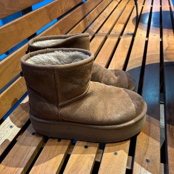 Uggs-genuine leather - fairly used in great condition. - Picture 2 of 4